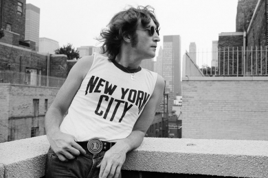John Lennon vestindo uma camiseta 